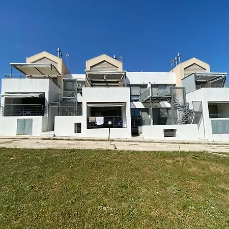 Apartment F R *