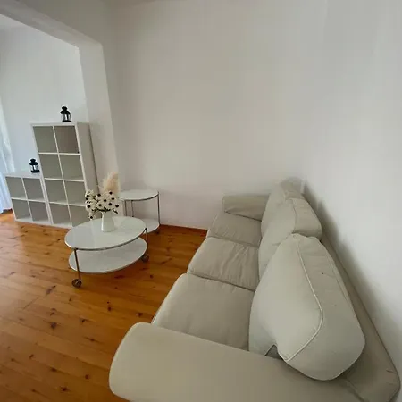Apartment F R