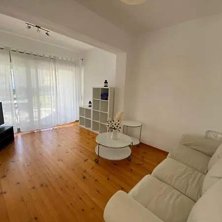 Apartment F R *