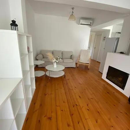 Apartment F R *