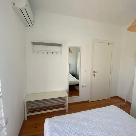 Apartment F R